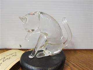 RARE VTG 1983 VICTOR TRABUCCO - FRANCE CRYSTAL CAT ON WOOD BASE FIGURINE